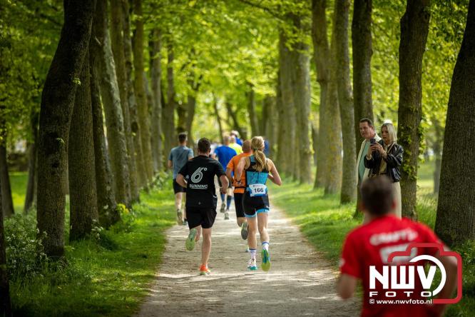 Volle terrassen, bruisende kleedjesmarkt en sportieve Wallenloop: Elburg leeft tijdens koningsdag! - &copy; NWVFoto.nl